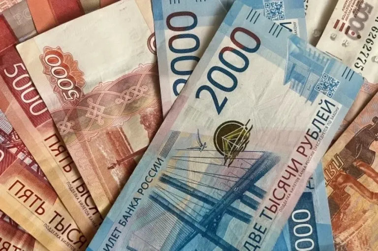 Томичке взыскали 700 тысяч за затопленную из-за крыши квартиру