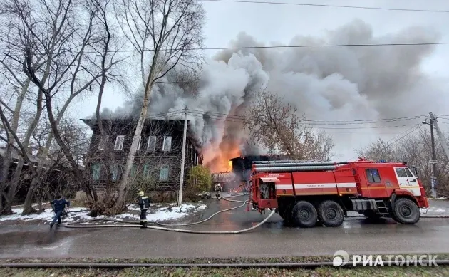 В центре Томска огонь с дома на Рузского перекинулся на историческое здание