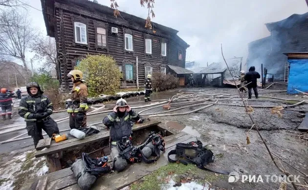 Пожар в историческом квартале Томска потушен через 8 часов