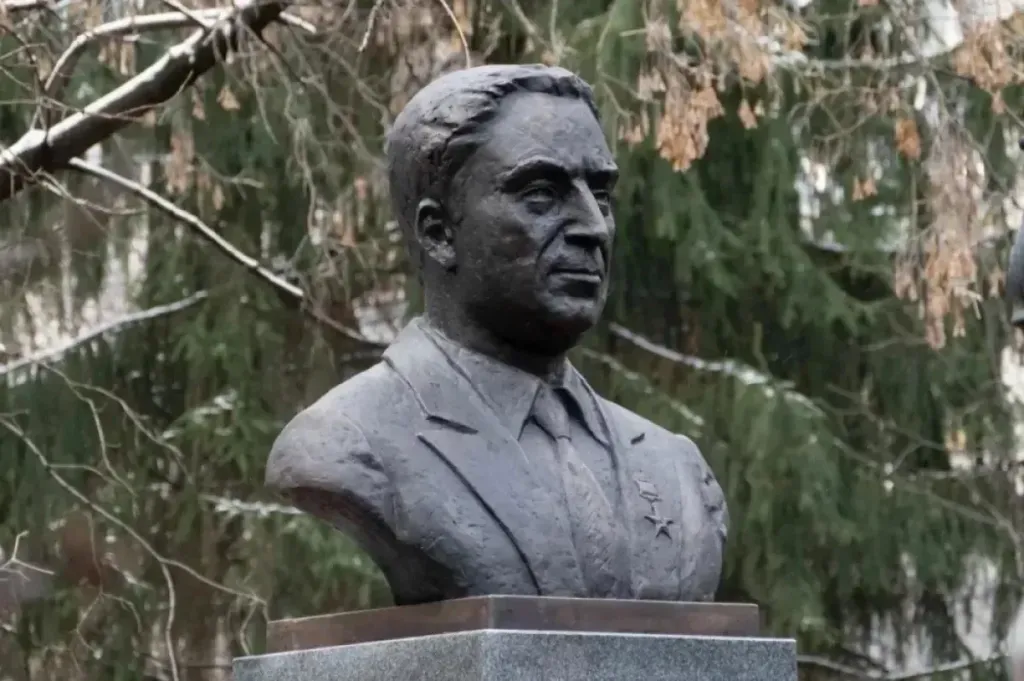 В Томске на Аллее славы открыли памятник Петру Пронягину
